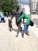 Une touriste a burgos pres de la statue indurain