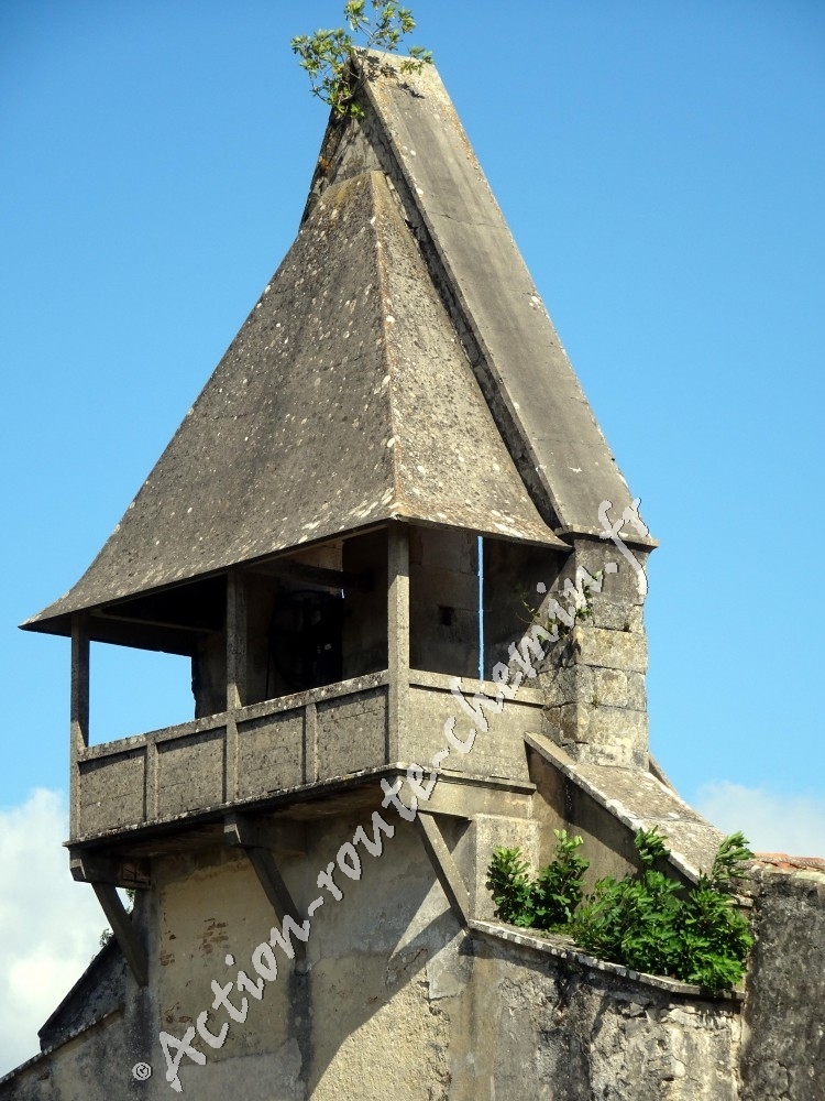 Eglise st romain pres de castets en dorthe avec arbustes sur le clocher