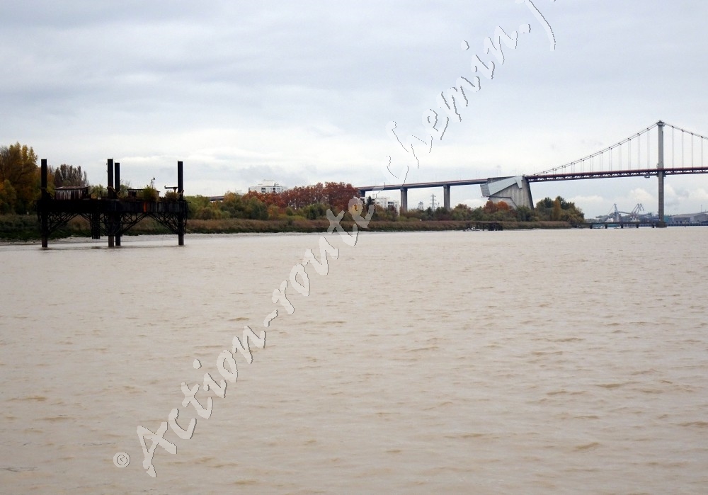 Pont d´aquitaine depuis la navette fluviale Bat cub de Bordeaux