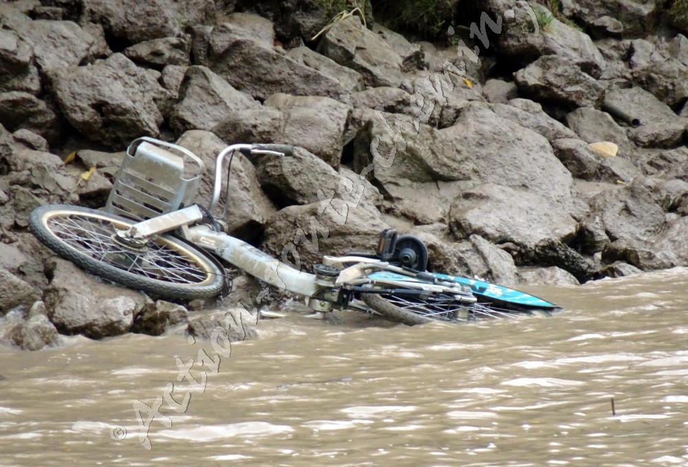 Vélo VLib sabordé sur rive de garonne depuis la navette fluviale Bat cub de Bordeaux