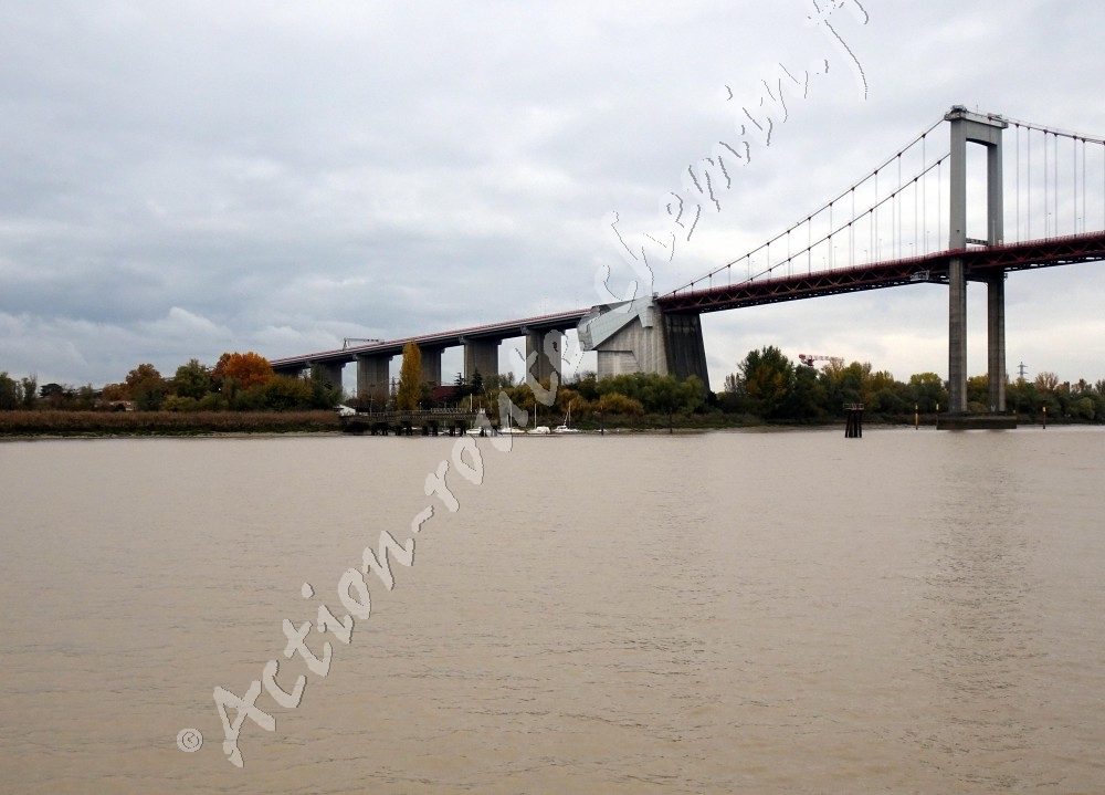 Pont d´aquitaine vu depuis la navette fluviale Bat cub de Bordeaux