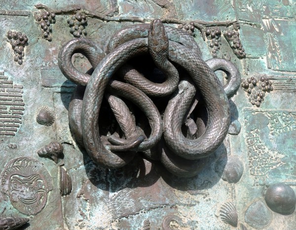  serpent enroules sur obelisque place de la victoire
