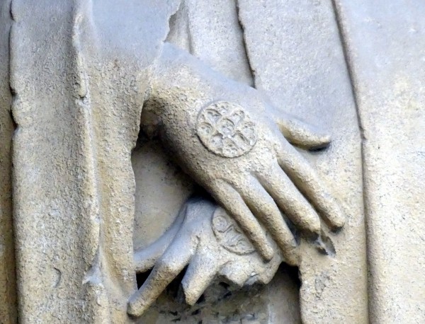 Noeud de Salomon sur le gant blanc d’un évêque - portail nord cathédrale Saint Andre