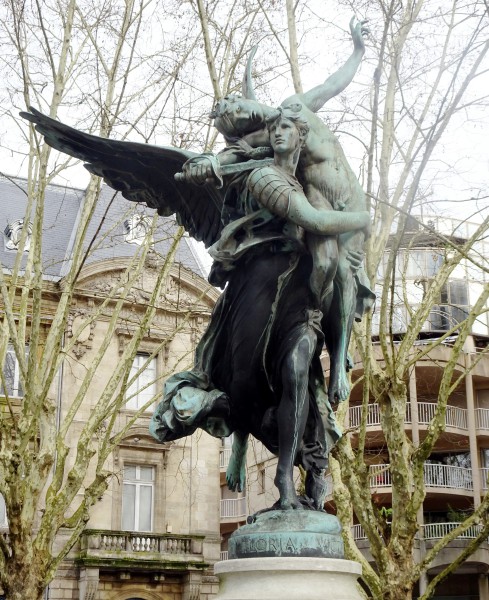 Statue gloria victus place jean moulin