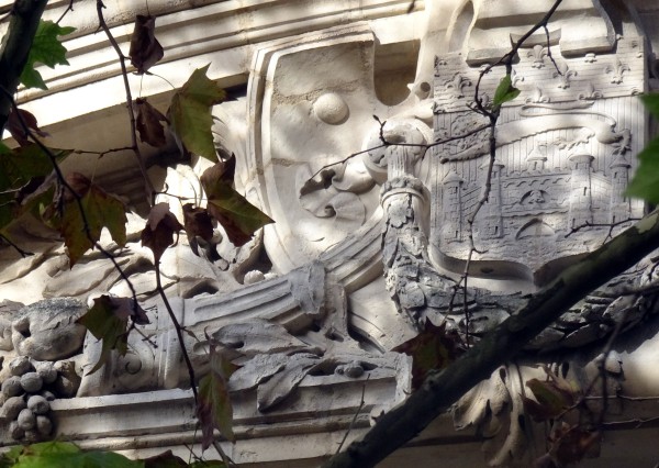  raisin et armoiries de bordeaux sur facade jean moulin