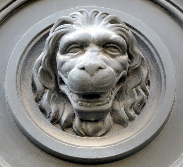  lion surveille la porte au  rue duffour dubergier