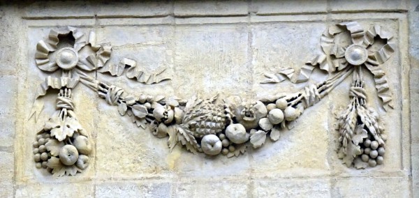 Bas relief avec fruits et legumes sur facade du palais rohan cote ouest