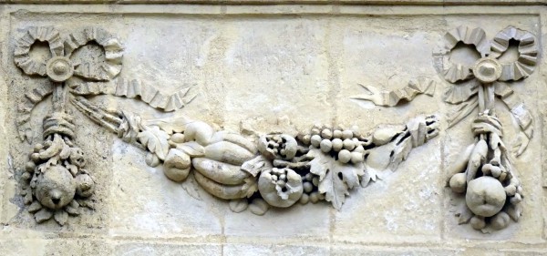  fruits et legumes sur facade du palais rohan cote ouest