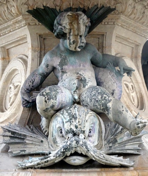  enfant nu avec dauphin fontaine des trois graces au nord