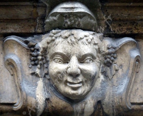  un bacchus souriant  rue du pont de la mousque