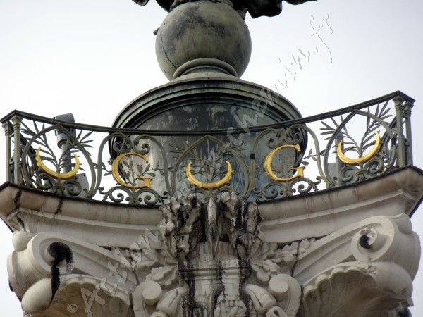  libelle ugugu sur la colonne du monument des girondins