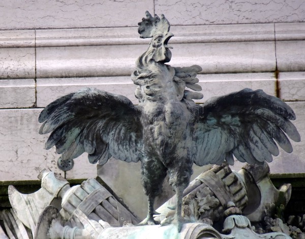  un coq sur le monument des girondins