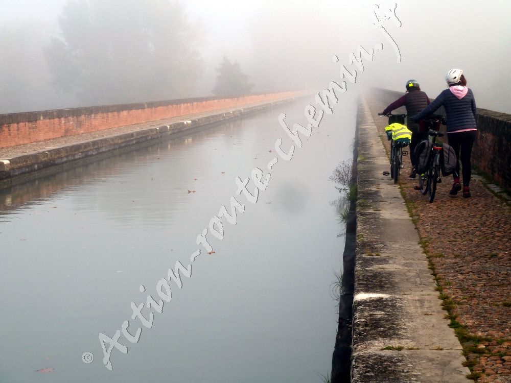 Pont canal sur le Tarn dans le brouillard