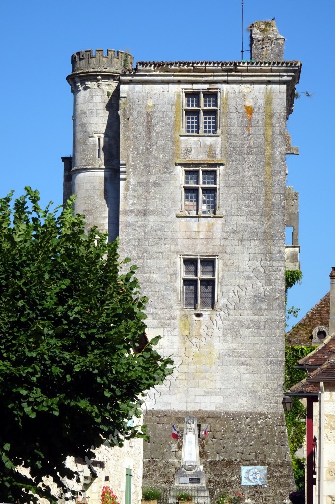 Château vu depuis la Halle du marché à Saint Georges de Montclard