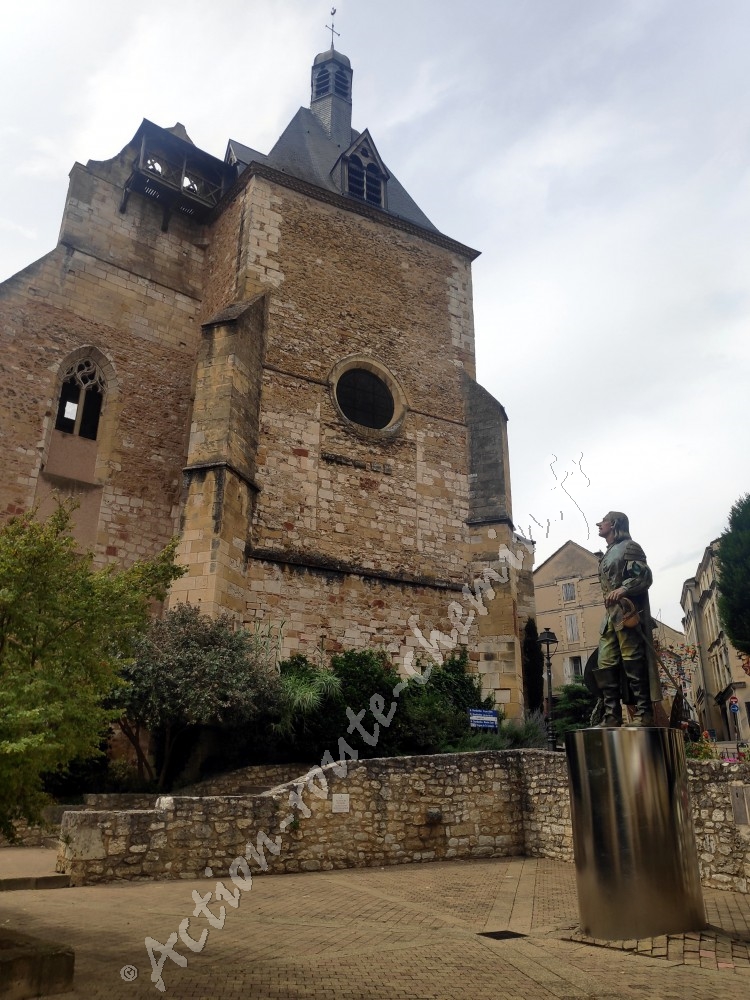 Cyrano de Bergerac près de l’église Saint Jacques