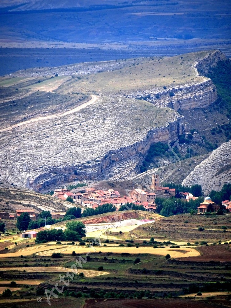 Village de Villarroya de los Pinares au loin