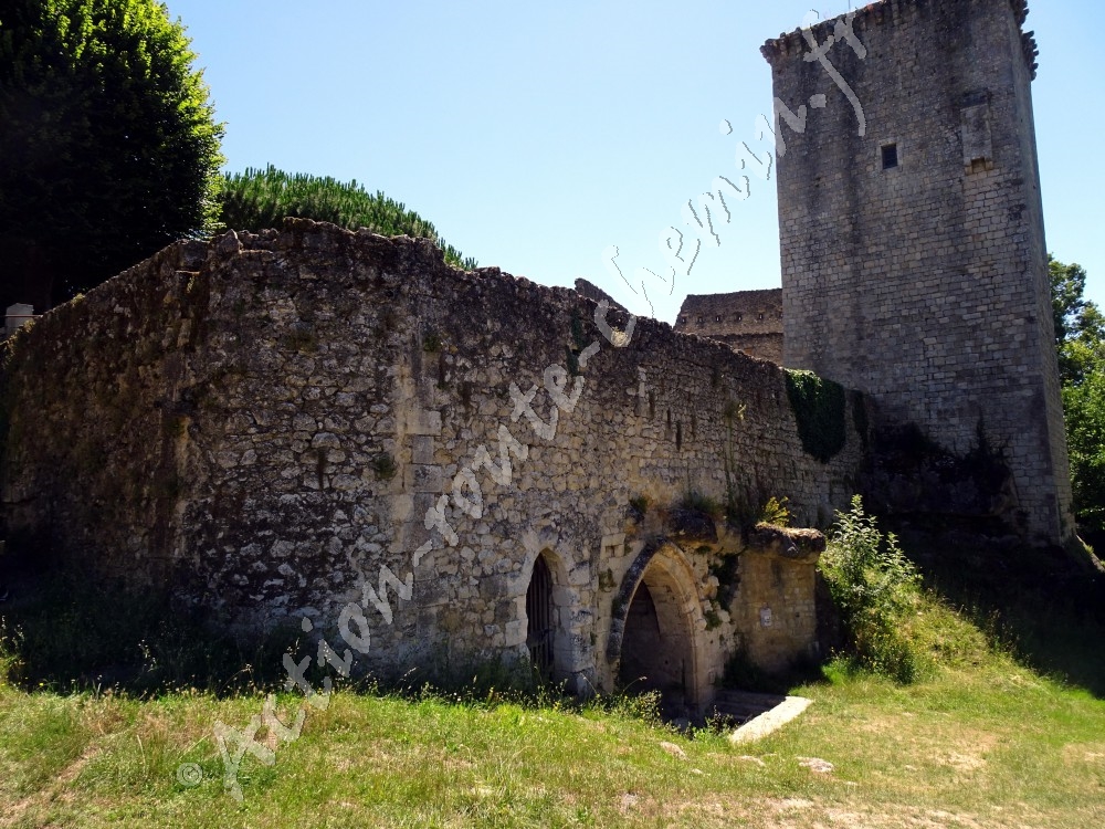 Grotte et chateau de rions