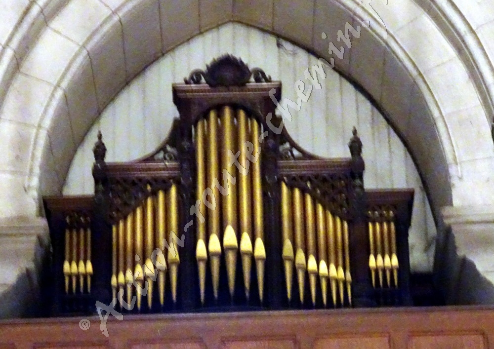 Petit orgue dans l´eglise saint paul d´audenge