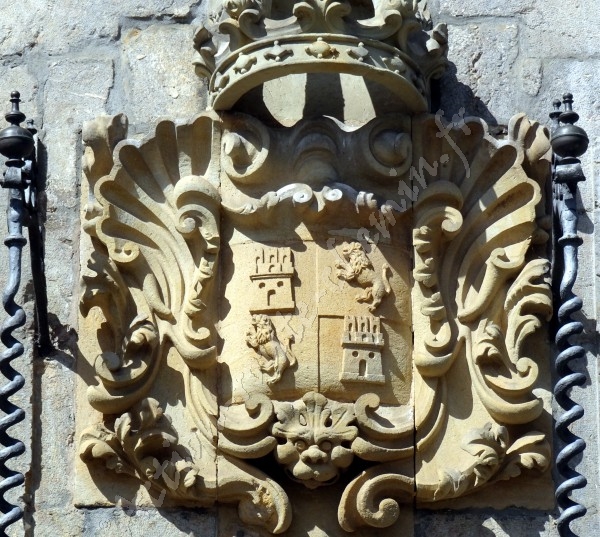 Pays basque lekeitio armoiries sur fronton