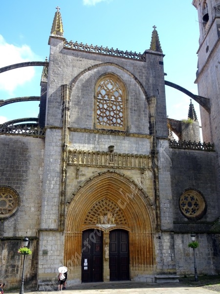 Pays basque - Lekeitio: entrée de la basilique asuncion de Nuestra Senora