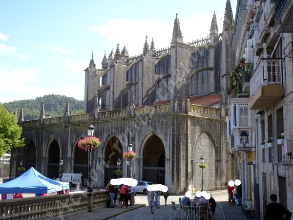 Pays basque: Lekeitio avec les arc boutants de la basilique Asuncion de Nuestra Senora