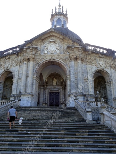 Pays basque: entrée de la basilique à Loiola