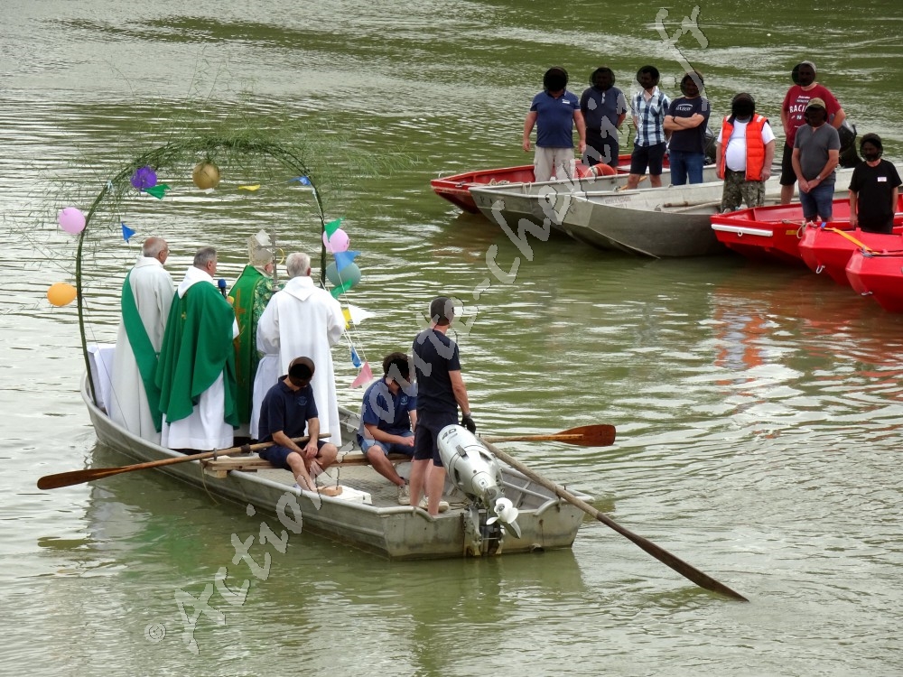 Religieux en promenade sur Garonne pour la bénédiction des bateaux et Bateliers