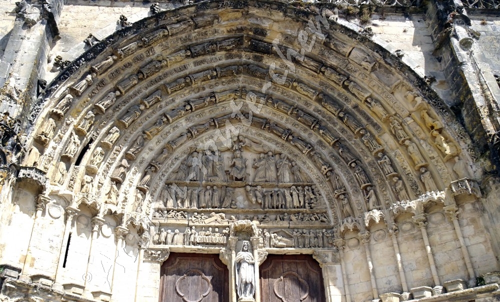 Portail central de l’église de Bazas - vue extérieure