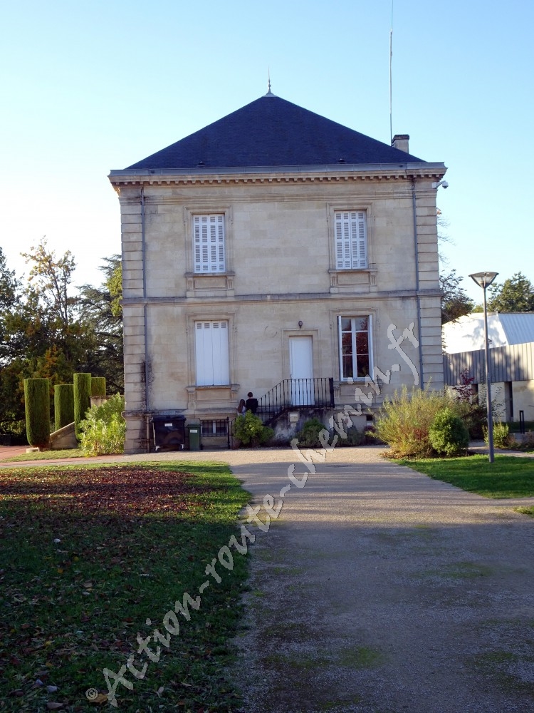 Château Tranchère avec son école municipale de musique à Cenon