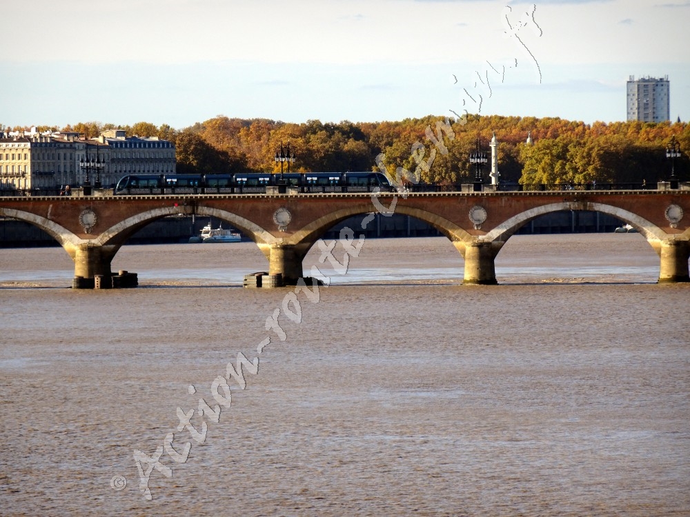 Une vue rapprochée du pont de Pierre de Bordeaux