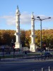 Colonnes rostrales avec statue du commerce - mercure