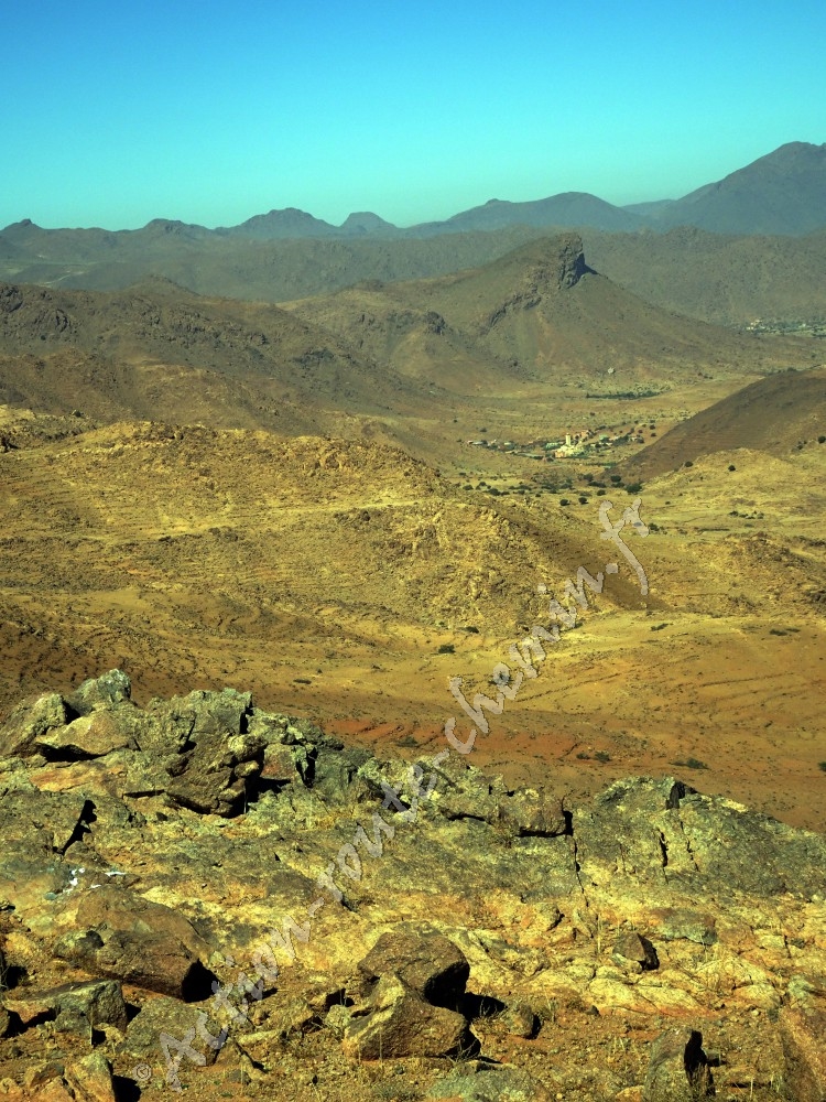 Village de foughal ou azaghar dans un desert de pierres