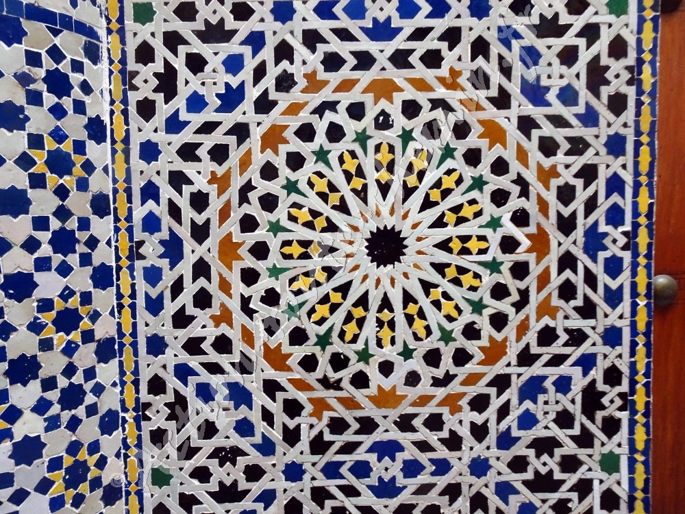 Medina fes detail des murs lateraux mosquee