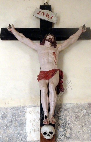 Une tête de mort au pied du christ de l’église Saint Martin à Chalvignac