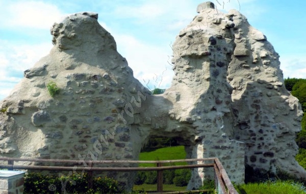 La dordogne et les ruines du chateau des thynieres