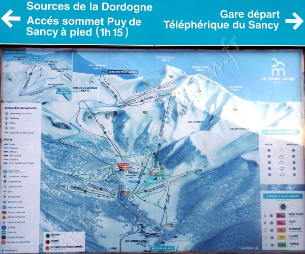 Panneau informatif sur les sources de la Dordogne et remontées mécaniques