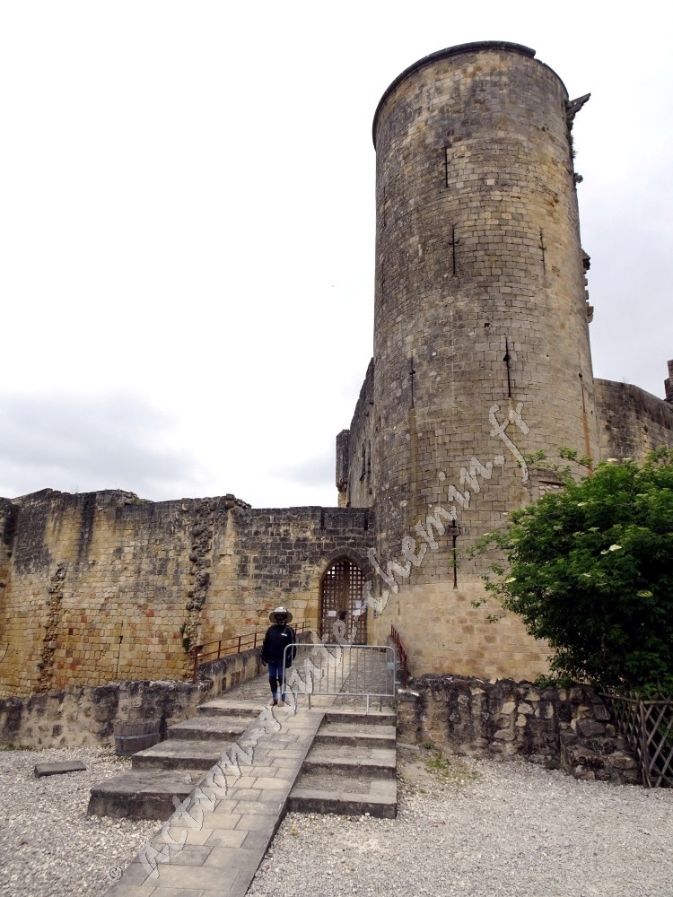 Chateau de rauzan entree principale et pont levis