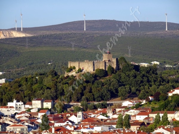  portugal chateau de pombal et eoliennes