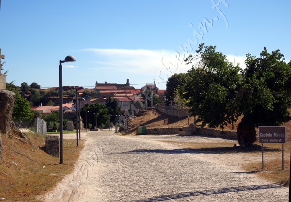  castelo mendo portugal entree du village