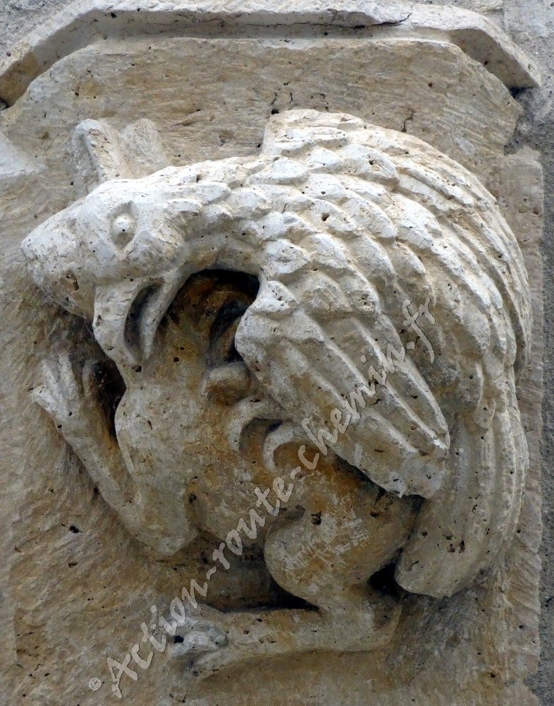 Nerac facade du chateau et bestiaire aigle lapin