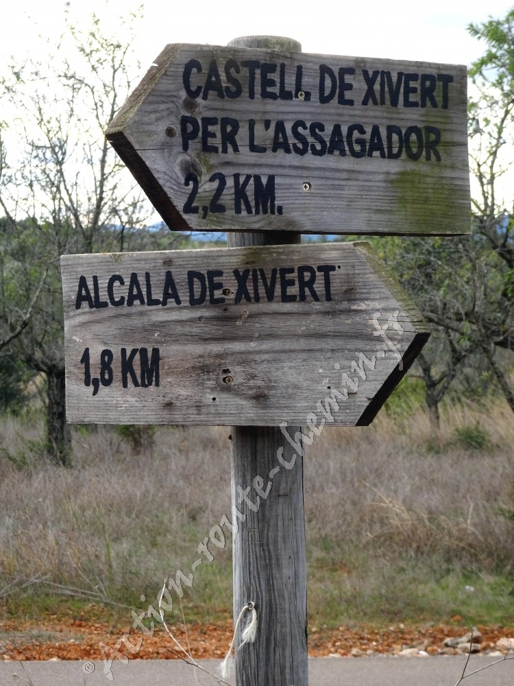 Panneaux en bois pour indiquer les destinations