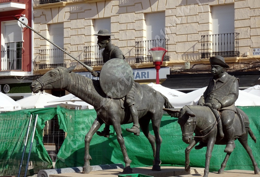 Alcazar de San Juan - statues Quijotte et Sancho