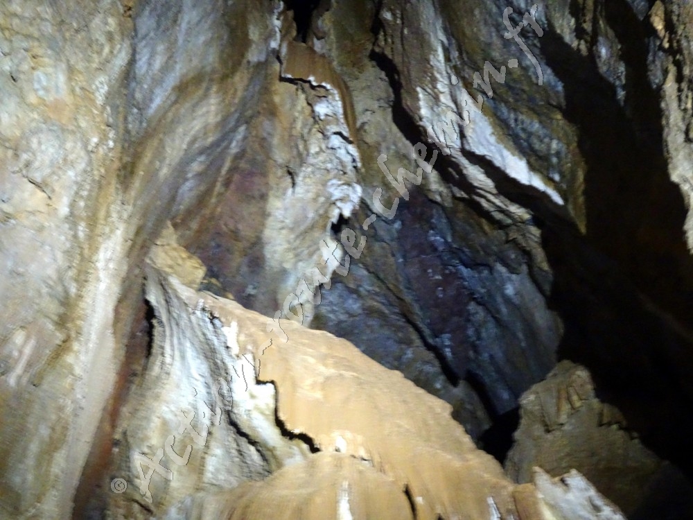 la grotte de La Verna avec formations calcaires