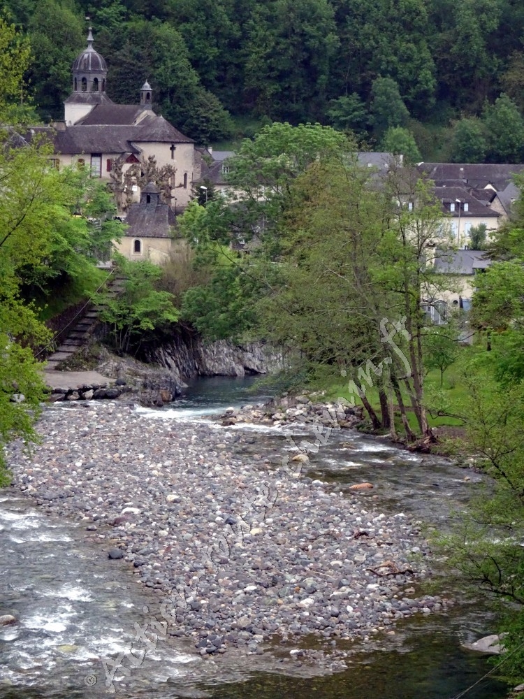 Village de Sarrance et Gave d’Aspe dans les Pyrénées