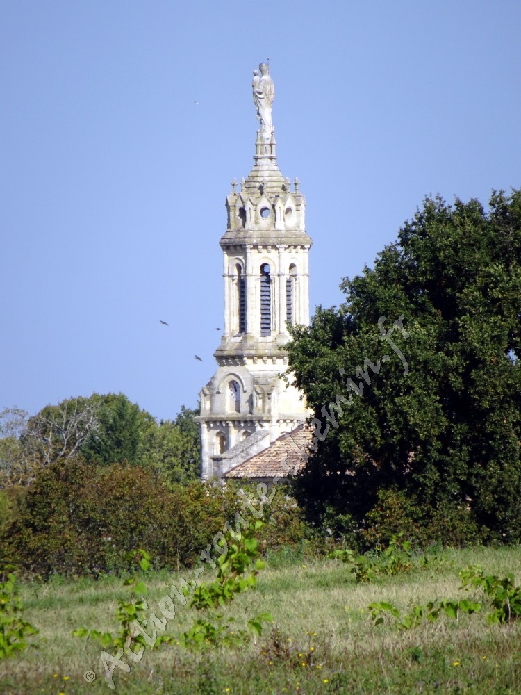 Eglise de Bayon sur Gironde - vue depuisla route de la corniche