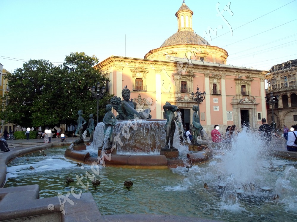 Valencia - fontaine del Turia et Basilique mère de Dieu
