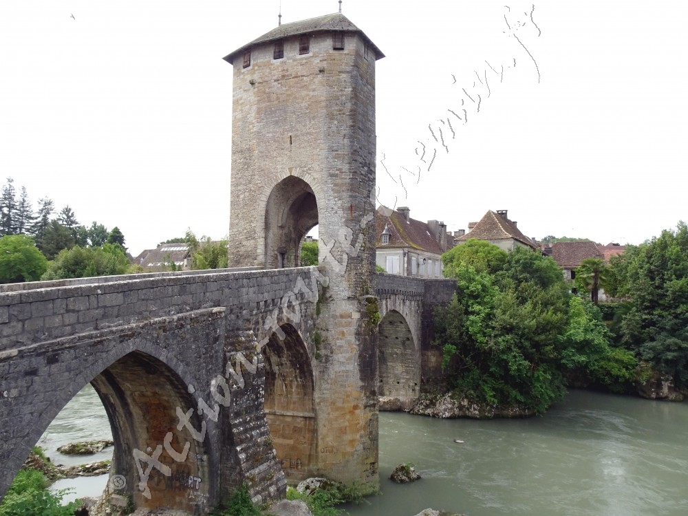 Pont vieux d´Orthez sur le gave de Pau