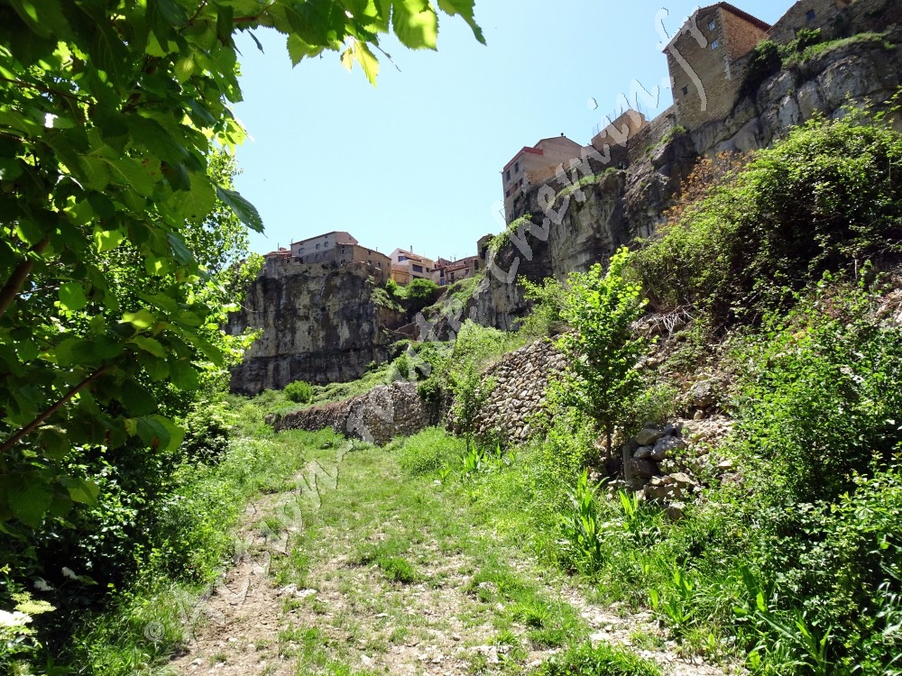 Sentier le long des murailles de cantavieja