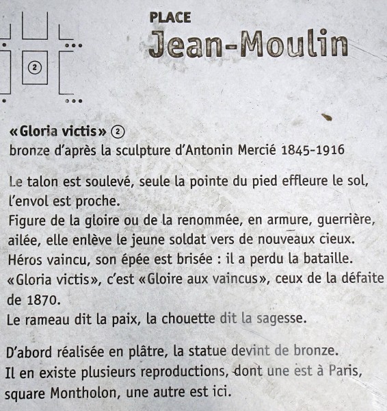 Inscription sur dalle statue gloria victus place jean moulin