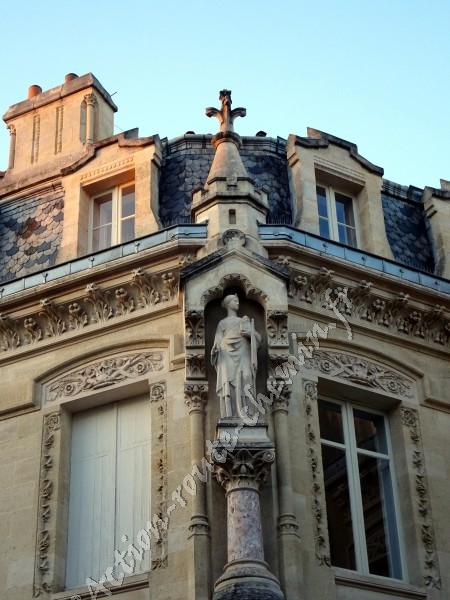 Colonne et statue architecture rue turenne a bordeaux